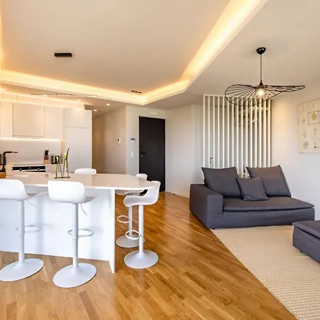 Upscale Luxury Living In Acropolis By Neuvel Apartman *